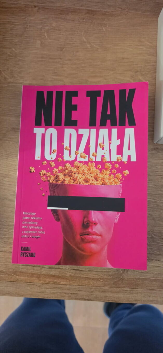 Okładka Nie tak to działa na drewnianym stole