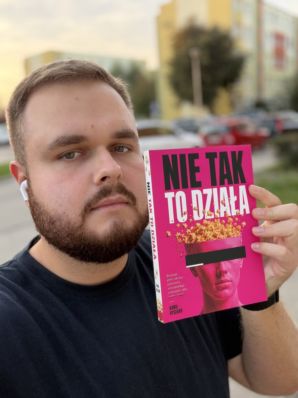 Czytelnik z książką Nie tak to działa