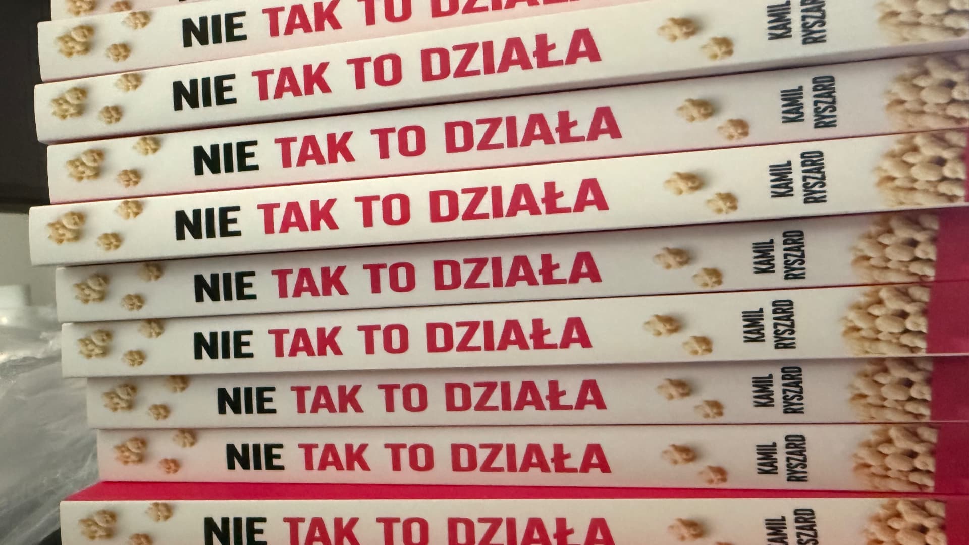 Stos egzemplarzy z widocznym tytułem na grzbietach