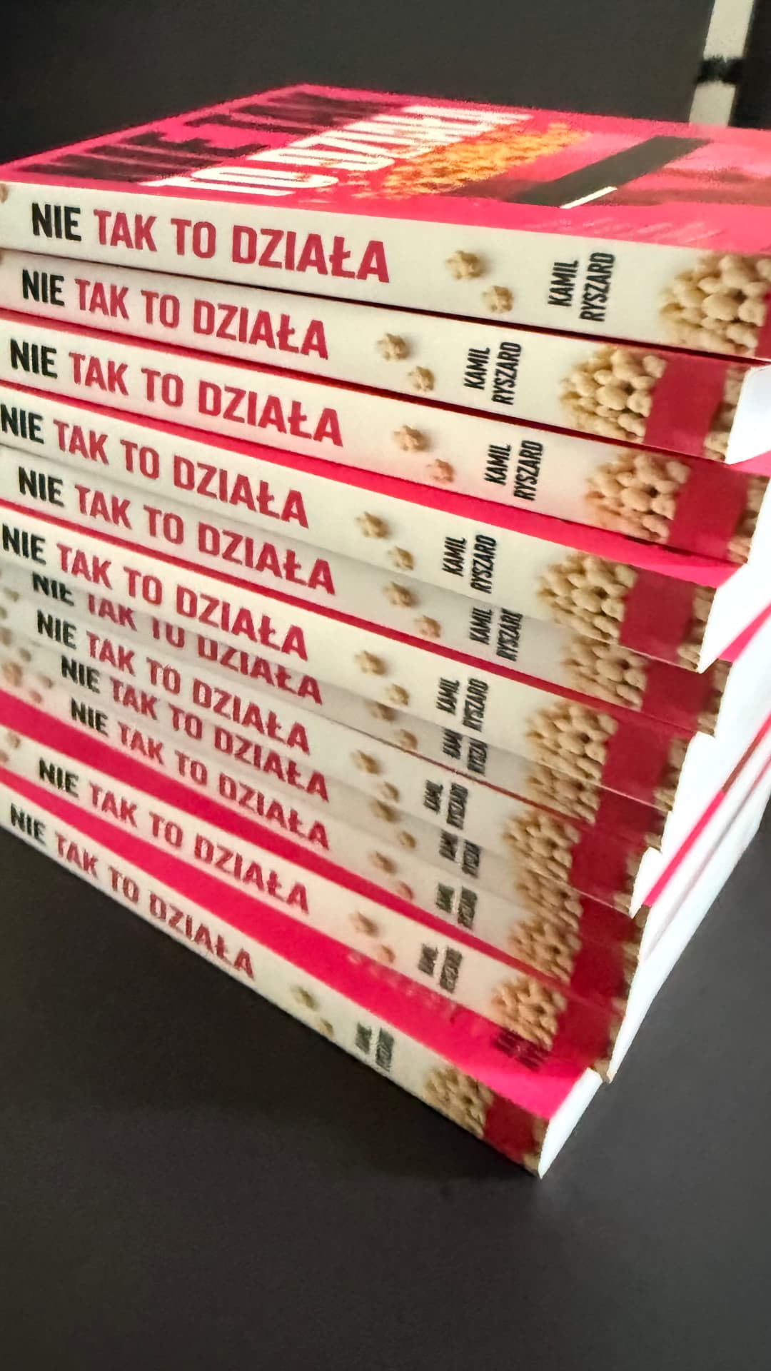Stos egzemplarzy książki „Nie tak to działa”