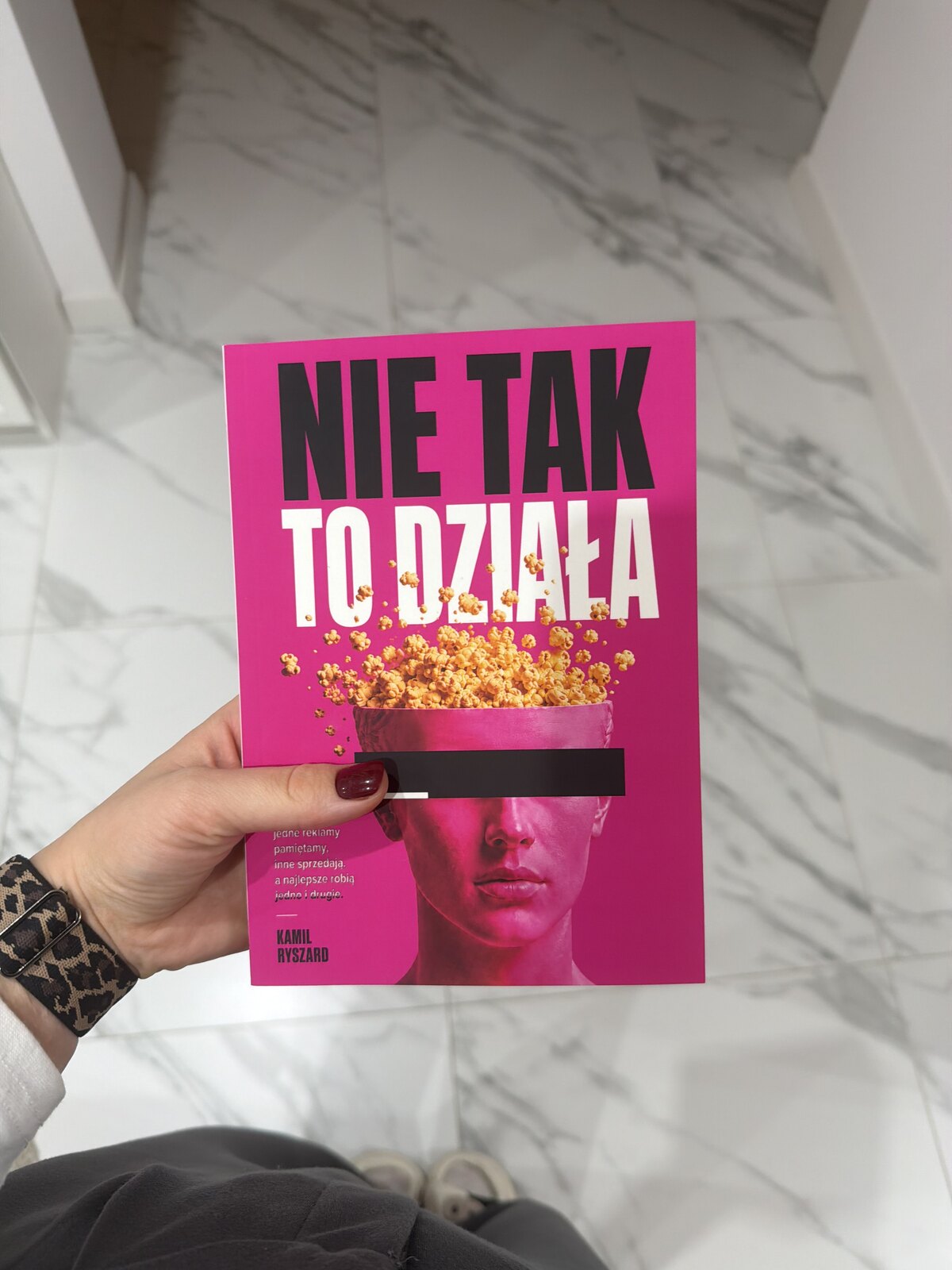 Książka Nie tak to działa w dłoni czytelniczki
